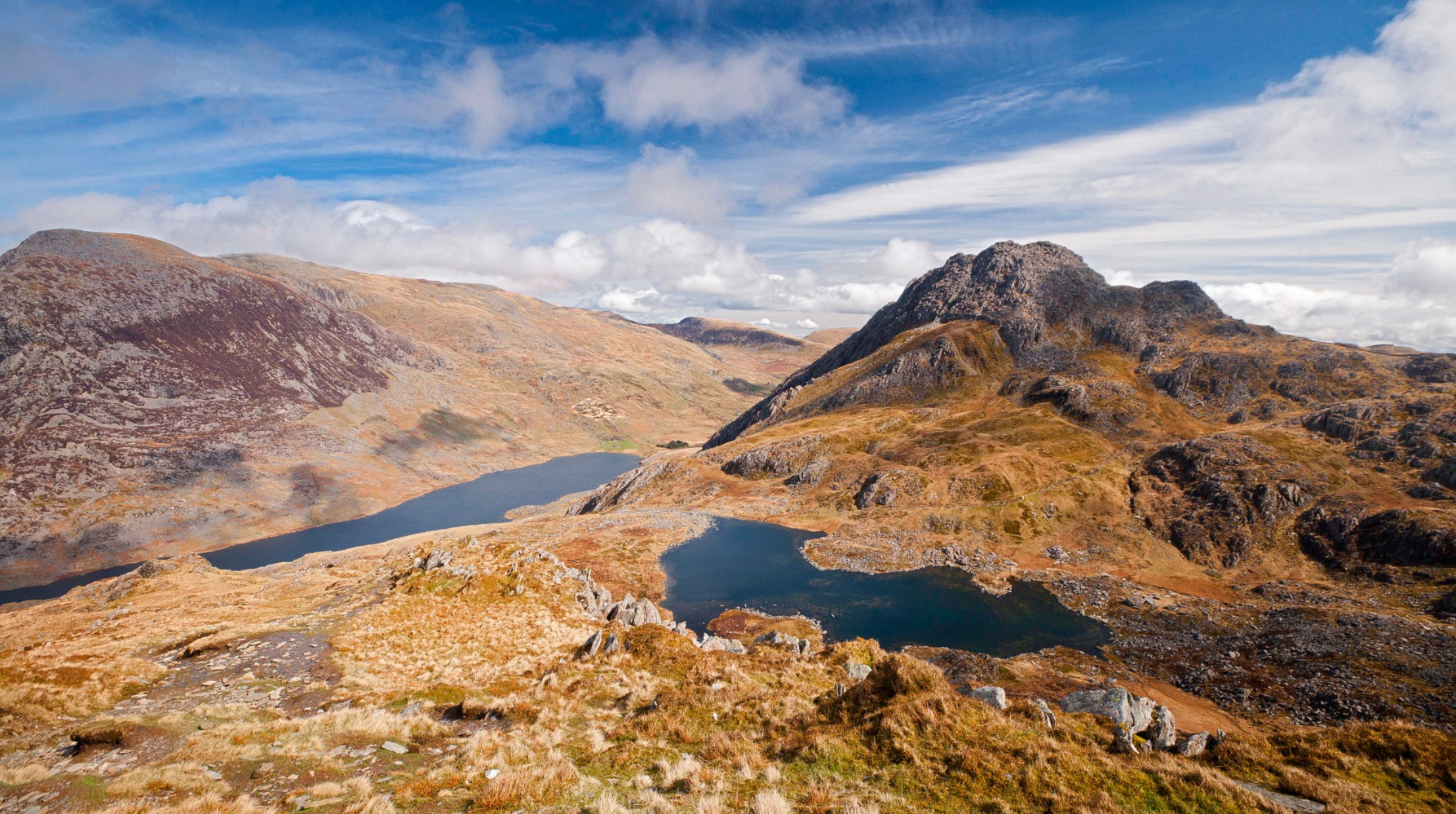 Llyn Idwal a Llyn Ogwen gyda Thryfan yn y cefndir - Llyn Idwal and Llyn Ogwen with Tryfan in the background